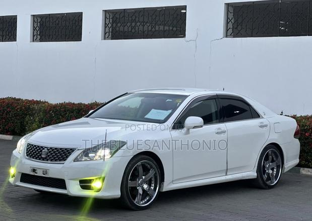 Toyota Crown 2012 Pearl