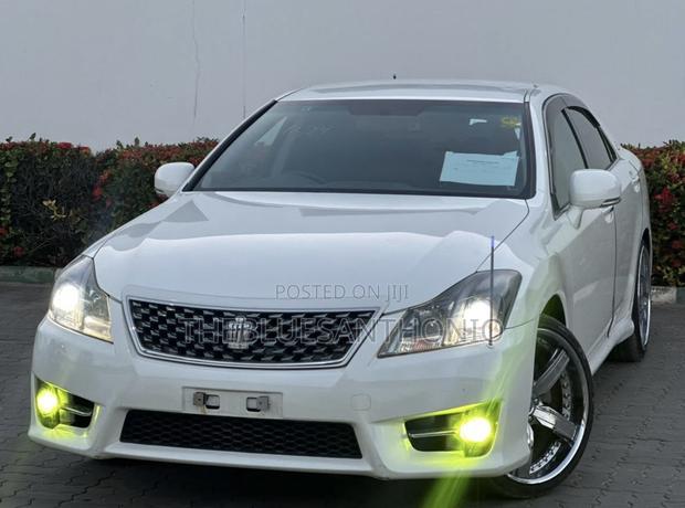 Toyota Crown 2012 Pearl