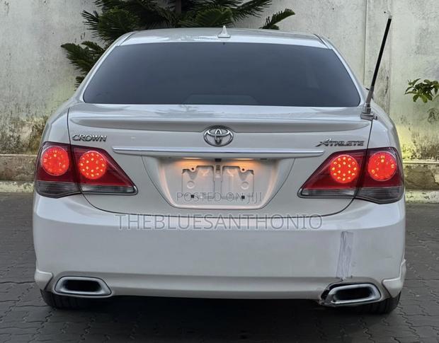 Toyota Crown 2012 Pearl