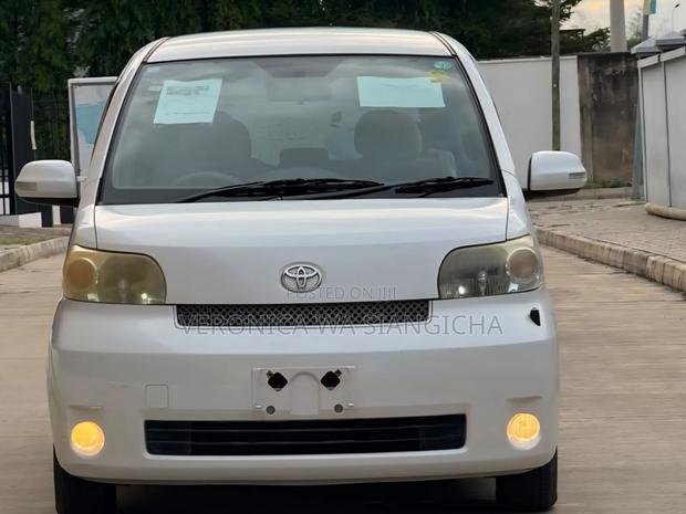 Toyota Porte 2005