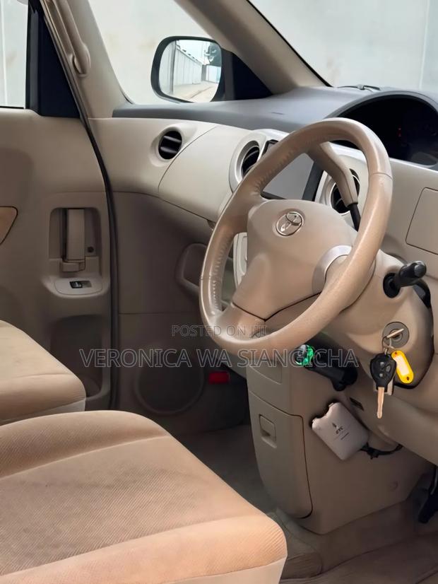 Toyota Porte 2005