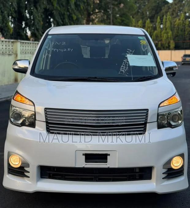 Toyota Noah 2011 White