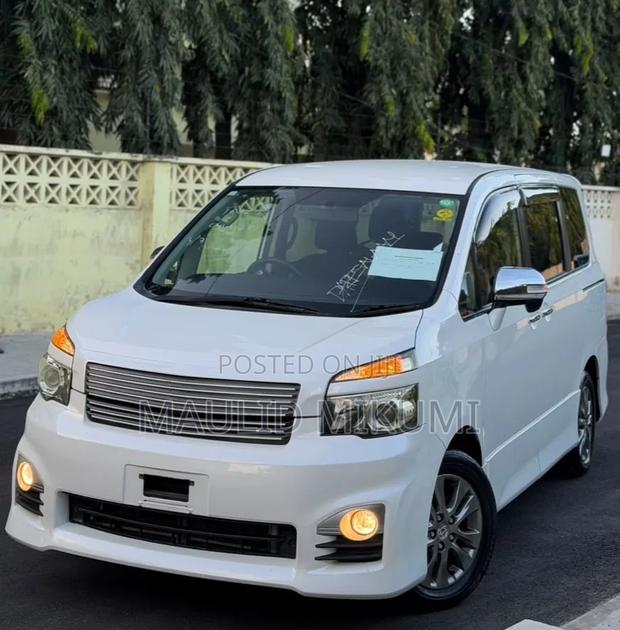 Toyota Noah 2011 White