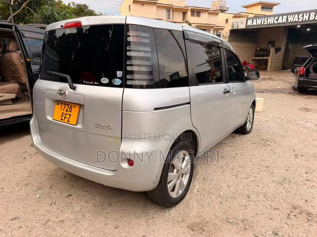 Toyota Sienta 2004 Silver