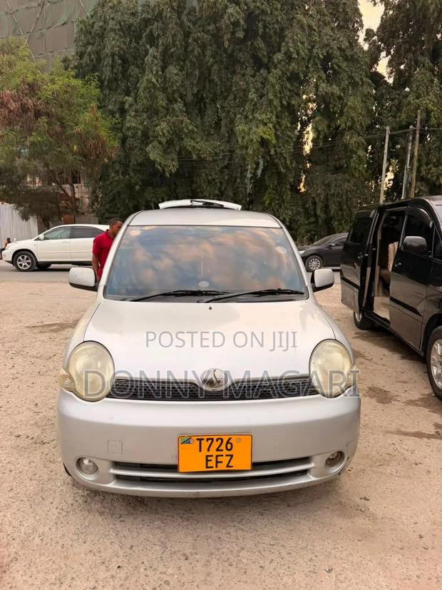 Toyota Sienta 2004 Silver