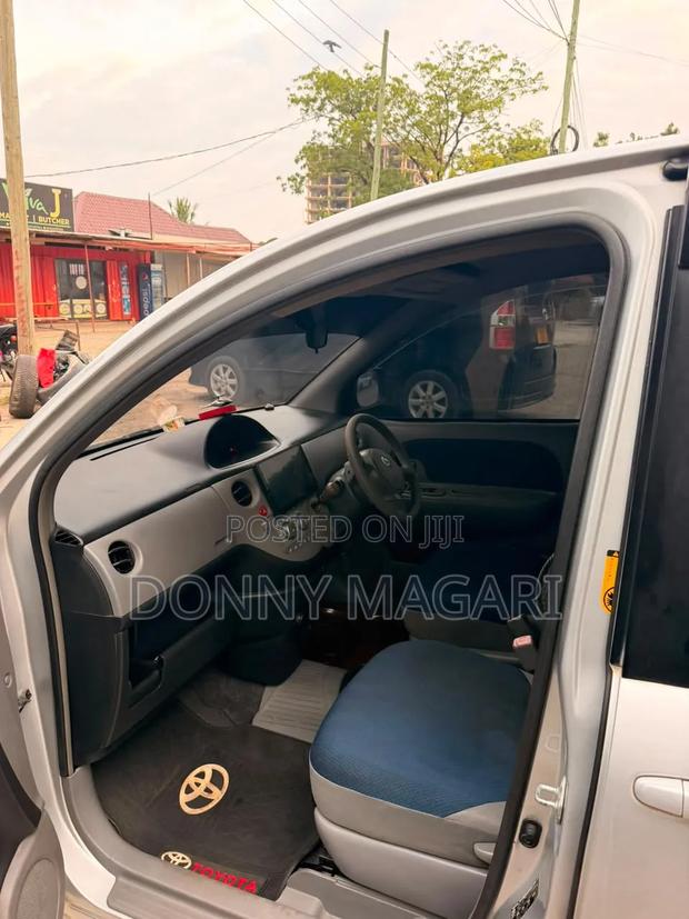 Toyota Sienta 2004 Silver