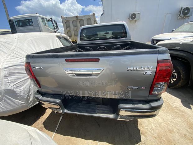 Toyota Hilux Rogue 4x4 2018 Silver
