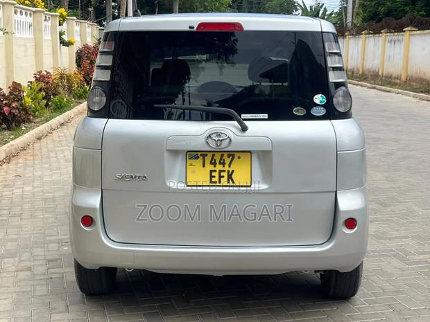 Toyota Sienta 2004 Silver