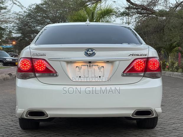 Toyota Crown 2011 White