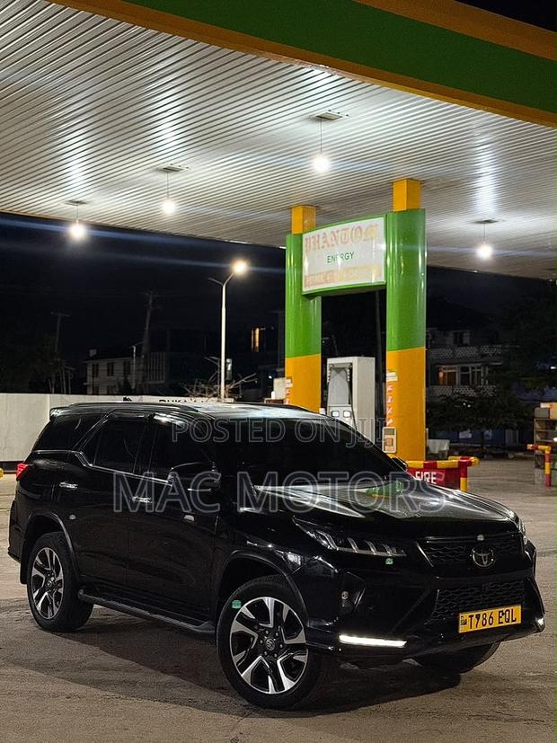 Toyota Fortuner 2.8 D AWD 2023 Black