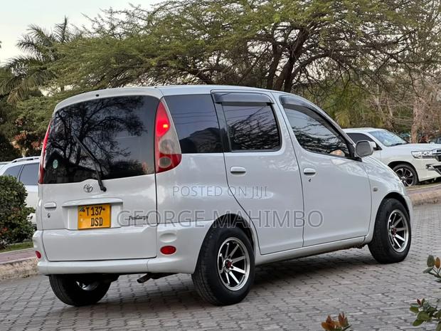 Toyota Fun Cargo 2001 White