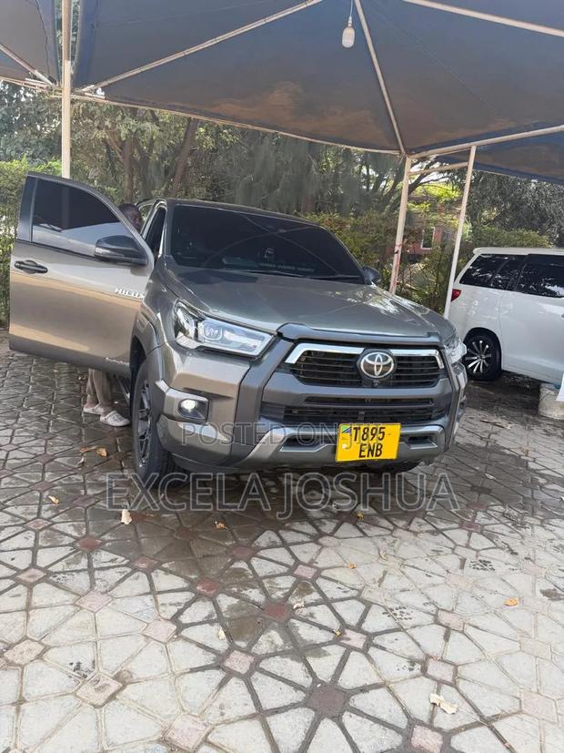 Toyota Hilux 2022 Gray