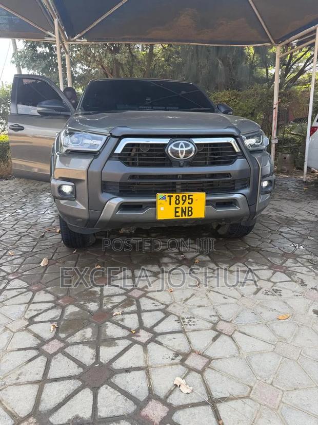 Toyota Hilux 2022 Gray