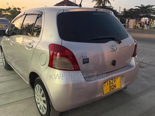 Toyota Vitz 2006 Silver