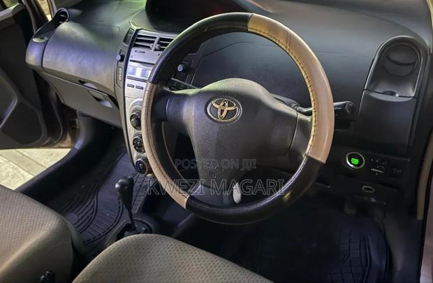 Toyota Vitz 2006 Silver