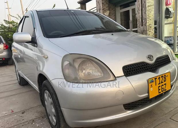 Toyota Vitz 2002 Silver