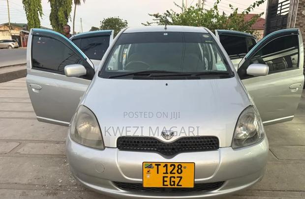 Toyota Vitz 2002 Silver