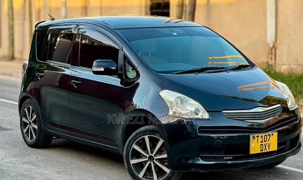 Toyota Ractis 2010 Black
