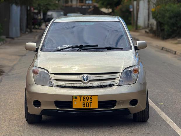Toyota IST 2005 Gold