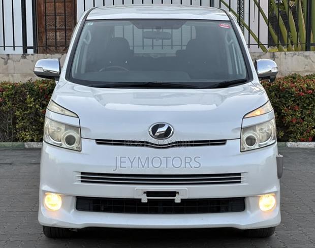 Toyota Noah 2009 White