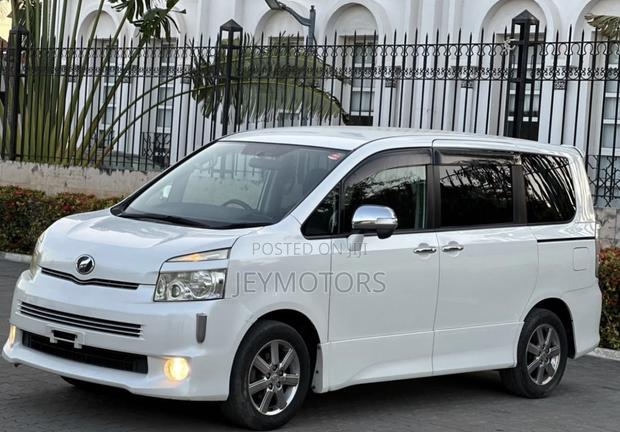 Toyota Noah 2009 White