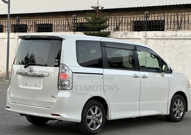 Toyota Noah 2009 White
