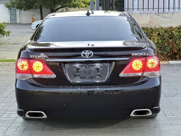 Toyota Crown 2012 Black