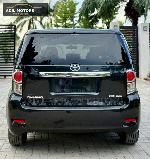 Toyota Corolla Rumion Hatchback 1.8 AWD 2010 Black