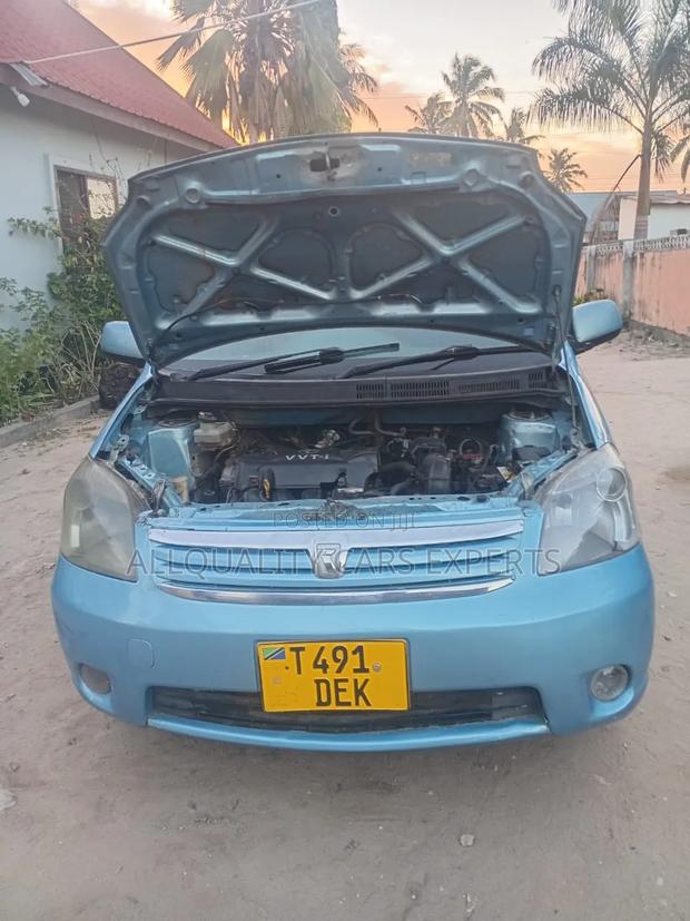 Toyota Raum 2004