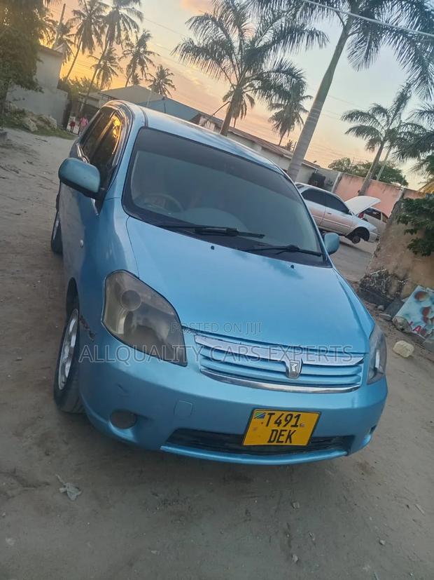 Toyota Raum 2004