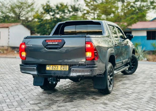 Toyota Hilux 2025 Gray