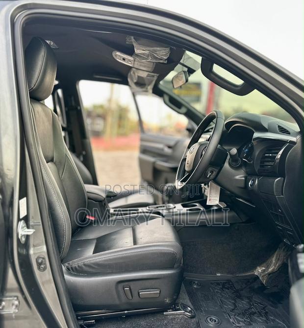 Toyota Hilux 2025 Gray