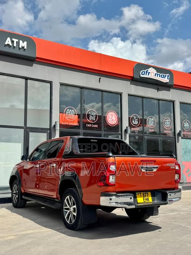 Toyota Hilux SR 4x4 2015 Red