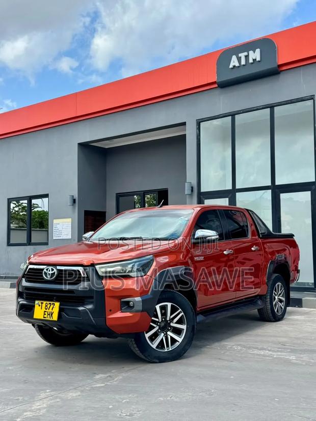 Toyota Hilux SR 4x4 2015 Red