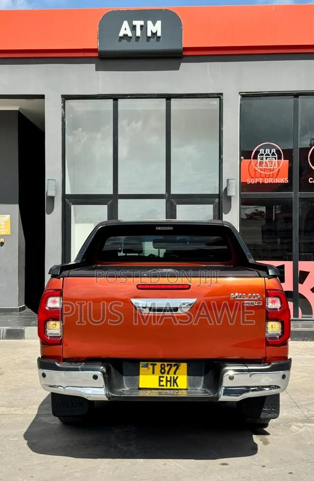 Toyota Hilux SR 4x4 2015 Red