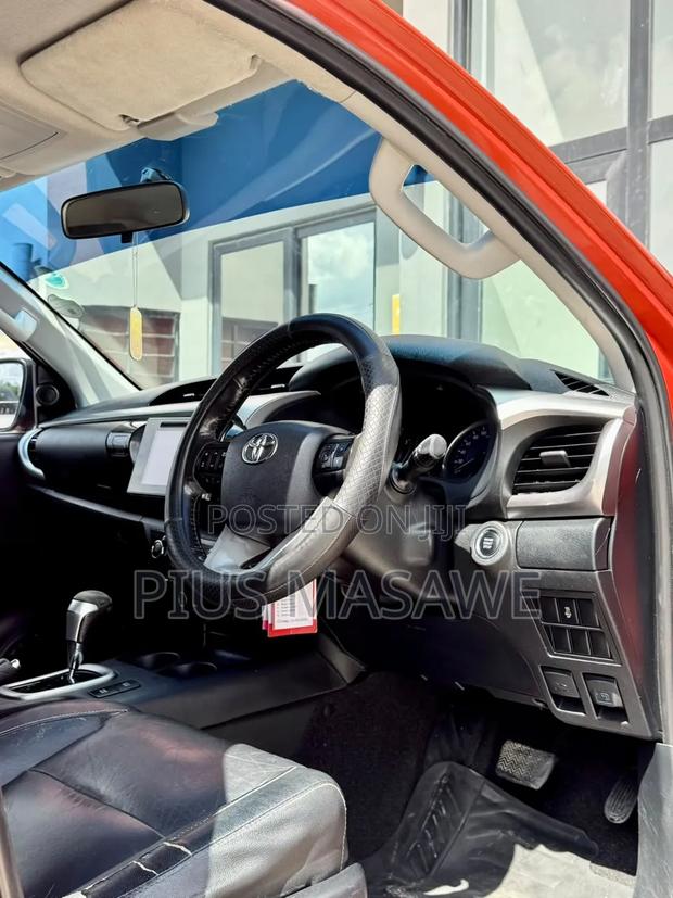 Toyota Hilux SR 4x4 2015 Red