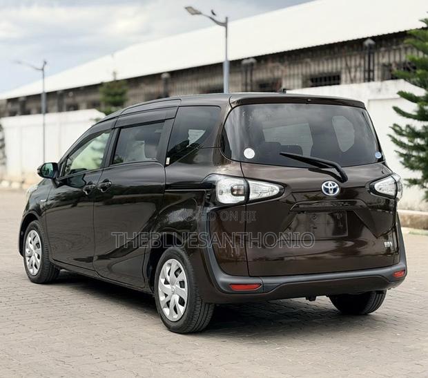 Toyota Sienta 1.5 AWD 2016 Brown