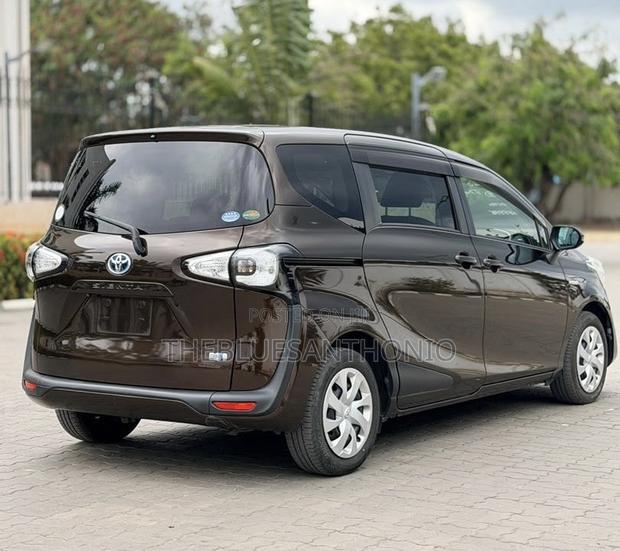 Toyota Sienta 1.5 AWD 2016 Brown