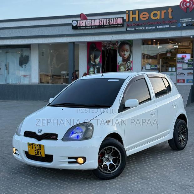 Toyota Vitz 2000 White