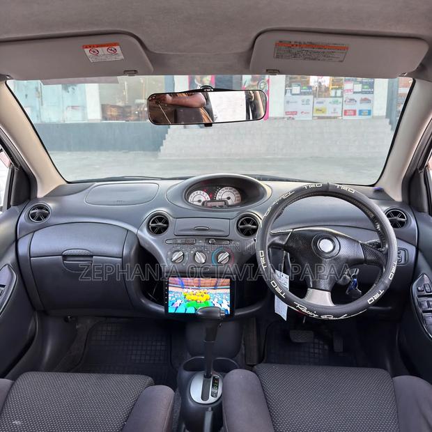 Toyota Vitz 2000 White