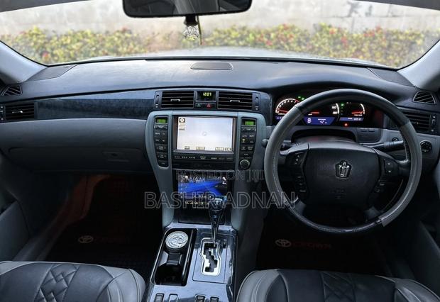 Toyota Crown 2006 Gray