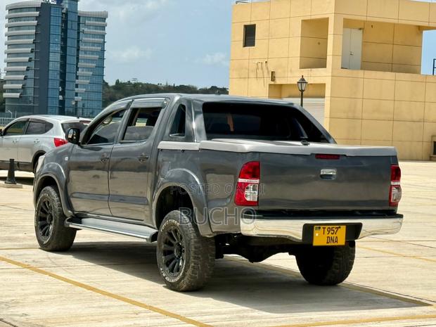 Toyota Hilux 2003 Gray