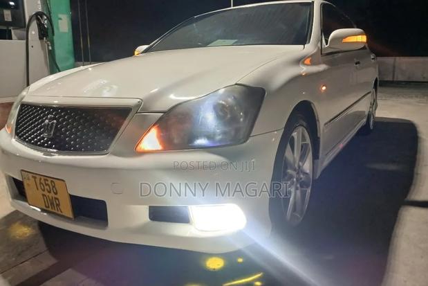 Toyota Crown 2006 White