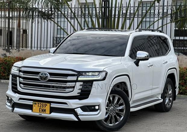 Toyota Land Cruiser LC300 2023 Pearl