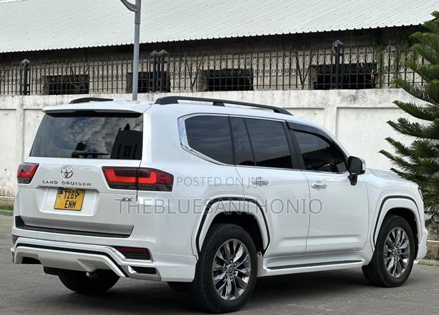 Toyota Land Cruiser LC300 2023 Pearl