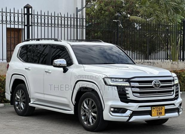 Toyota Land Cruiser LC300 2023 Pearl