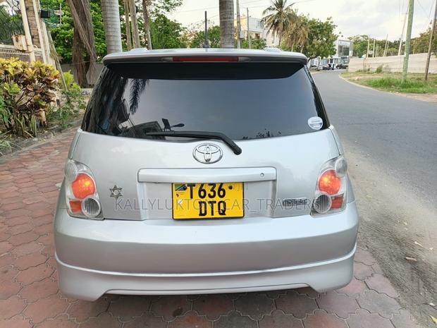 Toyota IST 2004 Silver