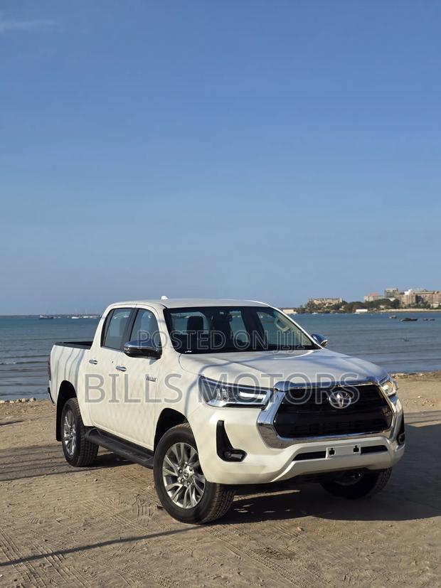 New Toyota Hilux 2025 White