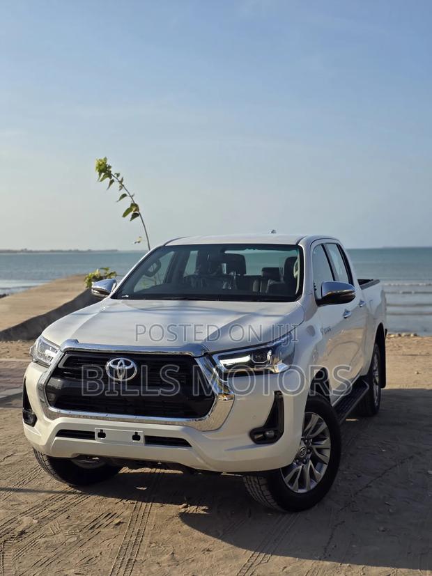 New Toyota Hilux 2025 White
