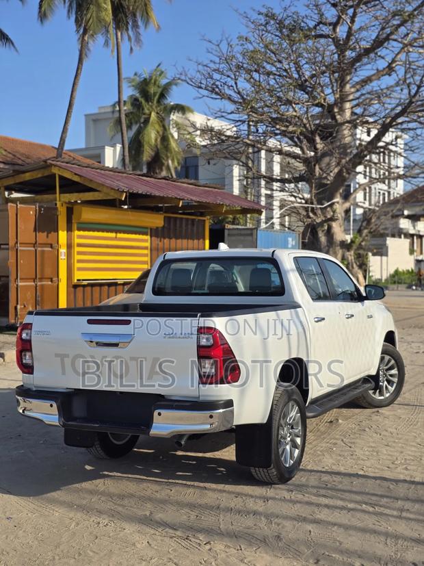 New Toyota Hilux 2025 White